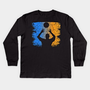 Travel back in time with beach volleyball - Retro Sunsets shirt featuring a player! Kids Long Sleeve T-Shirt